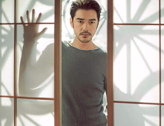 当男神留有胡须后，每一位气质实现大变样，却显得更加成熟稳重