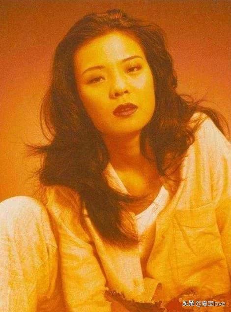 她曾和那英同平起平坐，却因赏人一巴掌被雪藏，成最可怜的天后