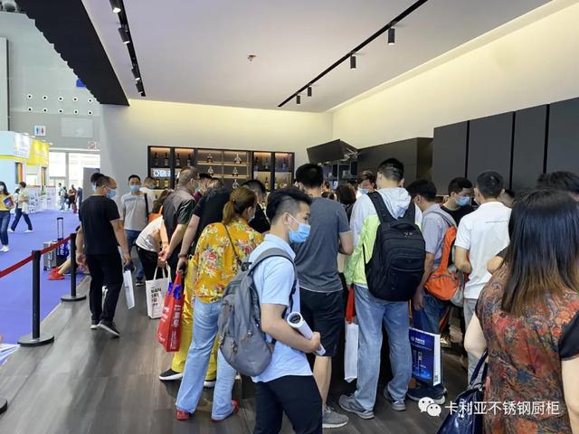 火爆！广州建博会第三天，和记AG平台娱乐官网
不锈钢橱柜展厅再现“人海”