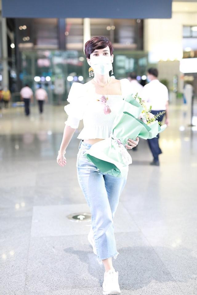 卢靖姗真该放弃走“软妹”路线，看着显矮还有