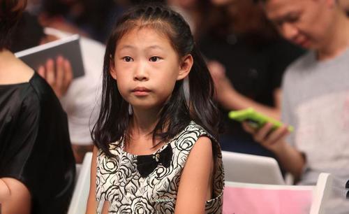 小沈阳女儿“整容式长开”，近照曝光避开所有