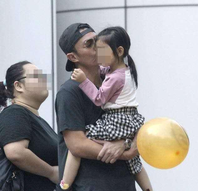 霍建华林心如一家逛街，霍建华独自走在前面，