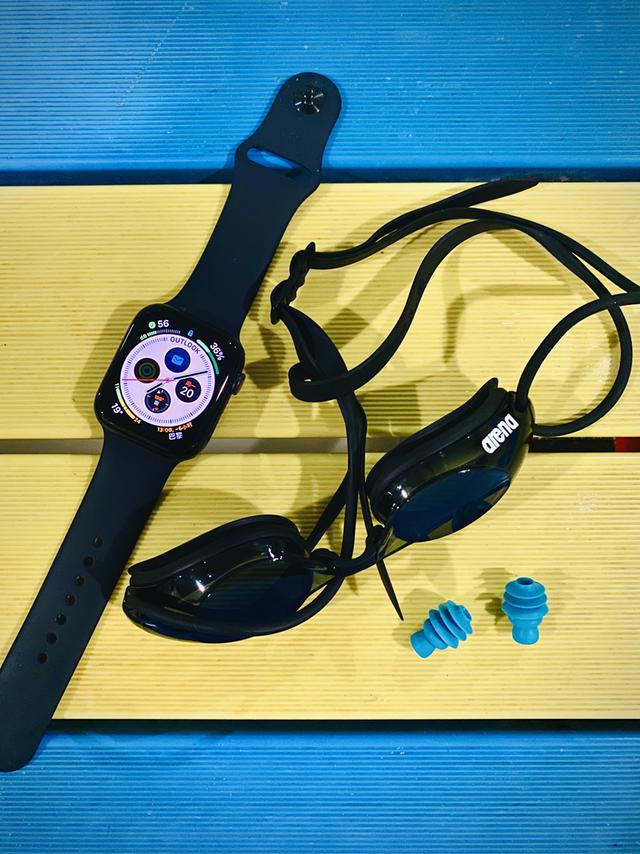 苹果三件套，1+1+1>3 的 EDC 体验”/></figure>



<p>从 S3 开始，Apple Watch 的防水就使得戴着它游泳再不是问题。从那时起，Apple Watch 就是最好的游泳记录工具。</p>



<p>对于日常有游泳习惯的小伙伴，我都会强行安利 Apple Watch，<strong>泳姿自动识别很准确，还会自动识别游泳和休息的时间，除了总时间除总距离得到的平均配速，单趟的配速和划手次数也可以精确监测，加上心率监测，可以说非常完美了。</strong></p>



<p>爱游泳的朋友如果知道梦觉的，他也有一个视频比较了几种记录游泳数据的可穿戴产品，Apple Watch 也是现在的首选。</p>



<figure class=