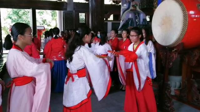 高三学子们纷纷到南宁孔庙，祭拜孔子，祈福金榜题名