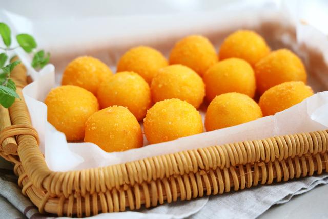 夏天就饞土豆這個吃法，又香又脆，咬一口還拉絲，成本只要幾元錢