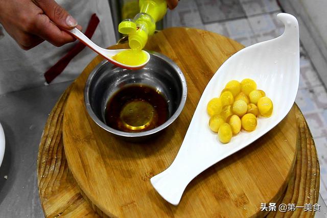 河南人最爱的下酒菜凉拌变蛋，一剥一浇汁即成，吃过才懂它多香