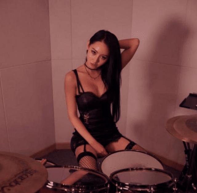 曾经疯狂刷屏全网的架子鼓女孩"雅妍"，如今沦落至酒吧驻唱