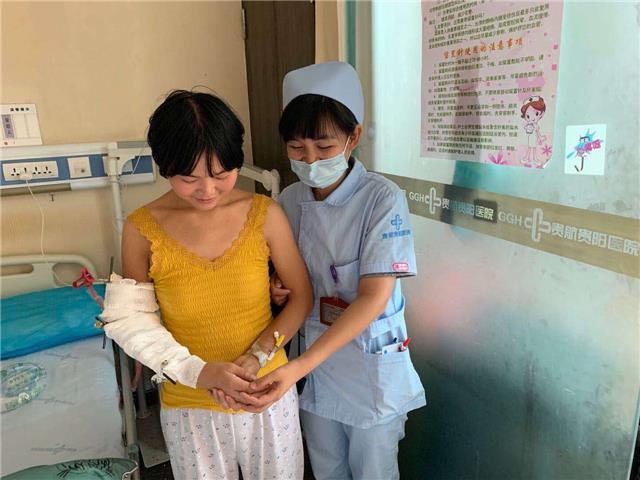 太感激！这位患者一口气给这家医院送来五面锦旗