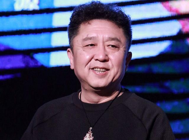 51岁于谦携妻上综艺！小10岁娇妻幸福肥明显，两人同框太有夫妻相