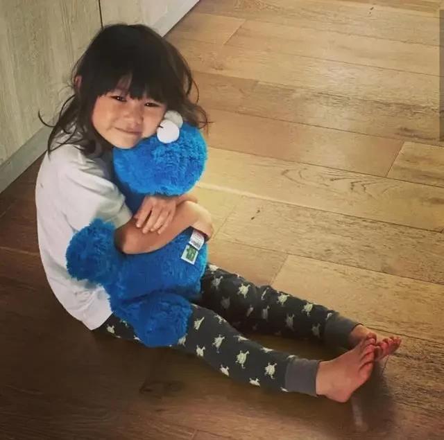 陈冠希晒女儿萌照，Alaia披头散发，紧抱玩偶面露开心笑容