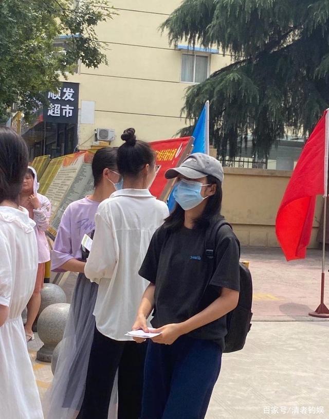 场外|张子枫高考考场外被围拍 粉丝：在助理警察的维序下没受影响
