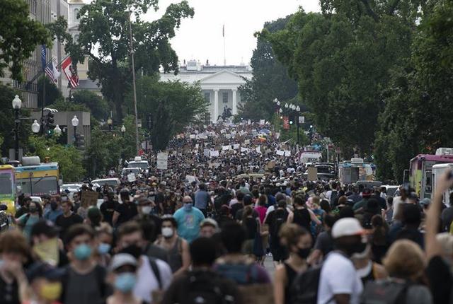 针锋相对，这位女市长逼得美总统妥协，下令从