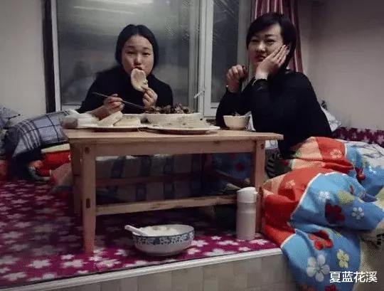 东北人全家睡在一个炕上，新婚小两口不会感到尴尬吗？看来多虑了