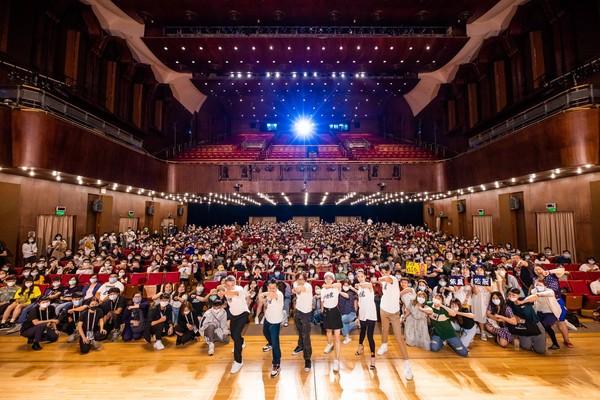 这几年@柯震东哭诉这几年真的很累 脸肿气质油腻认不出旁边林依晨秃成这样