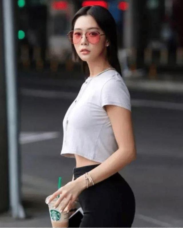 不愧是\"亚洲最翘的女人\"，当镜头拉近那