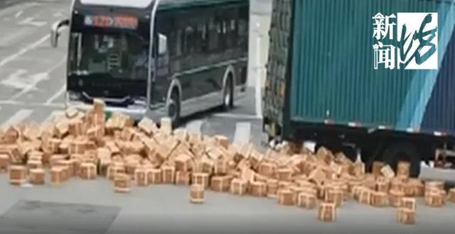 『好致』货车门没关好致千余箱茅台掉落 网友：估计马路都醉了