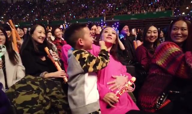 陈小春讨应采儿欢心扮女装，春哥太搞笑，妻子没生女儿已释怀