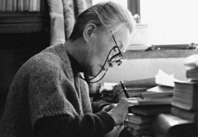 杨绛：一切浮华归于平淡，不争便是最好的争（