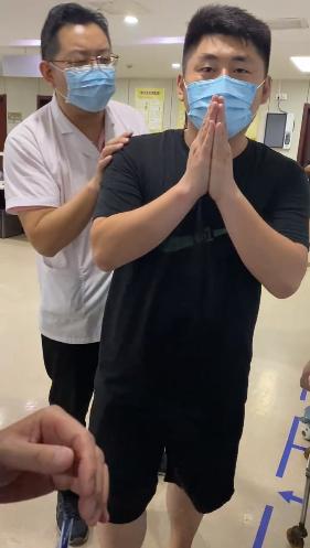 就在昨夜，演员姜涛大闹医院护士站，自称"东北大V",还被官媒吐槽