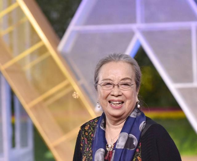 不是所有老演员都叫老戏骨，93岁还登台演话剧，