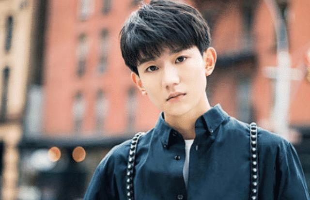 课本里的鲁迅、霍去病没了，反而是明星却越来