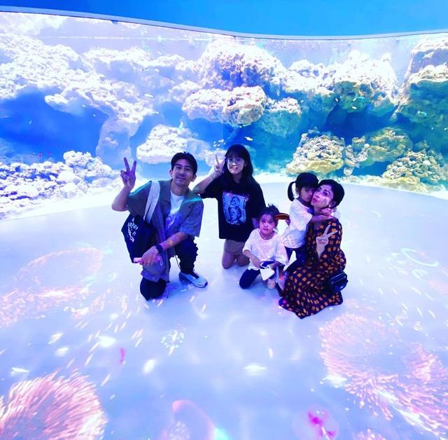 海洋馆成明星家庭旅游胜地，昆凌带儿女现身打卡，海瑟薇初成长