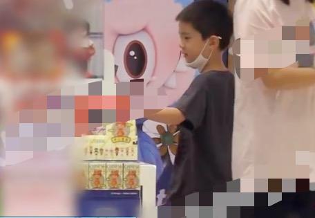 嗯哼兄妹一起买玩具，回头照顾妹妹很贴心，清爽板寸帅气十足