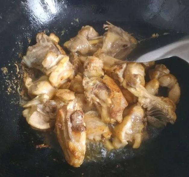 麻辣香锅鸡块，麻辣鲜香，好吃又下饭