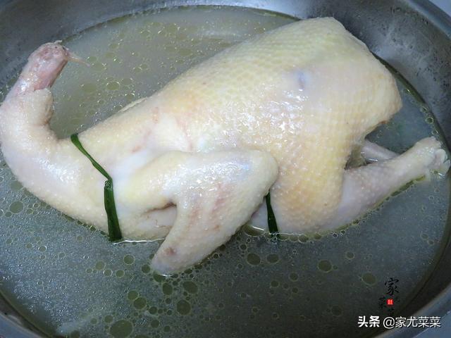 广东白切鸡：教你最正宗的白切鸡做法，只需几个技巧，皮脆肉滑