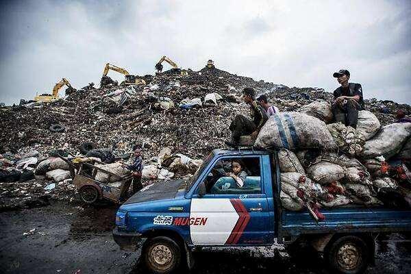 印度接收“洋垃圾”后，首都现17层楼高垃圾山，附近居民“哭了”