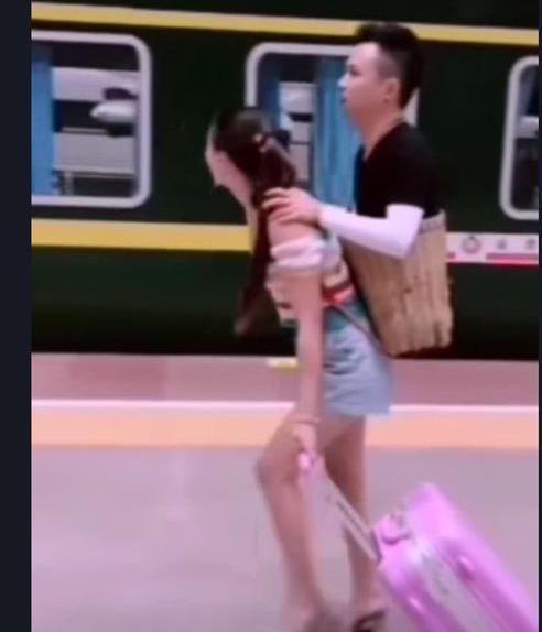 成都“连体情侣”，真情不抵现实，男子寻得新