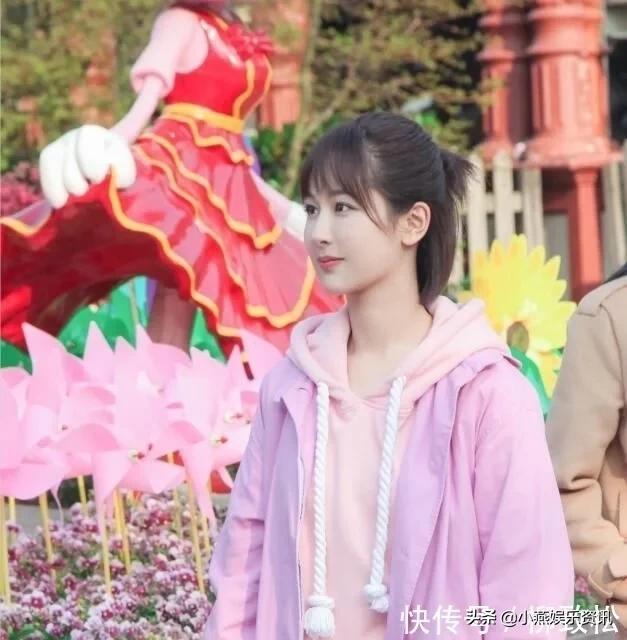 杨紫瘦了真敢玩，半身裙外穿短裤还能系上扣，