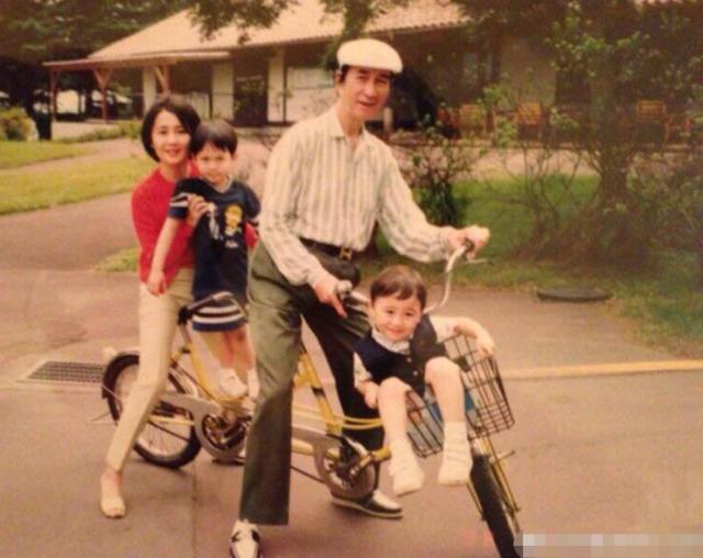 『守孝』何猷君奚梦瑶守孝期间同游迪士尼 三缄其口拒谈何猷邦