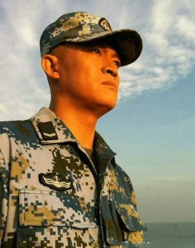 他是出名的老婆奴，拍戏不求片酬，唯一要求就是把老婆带在身边