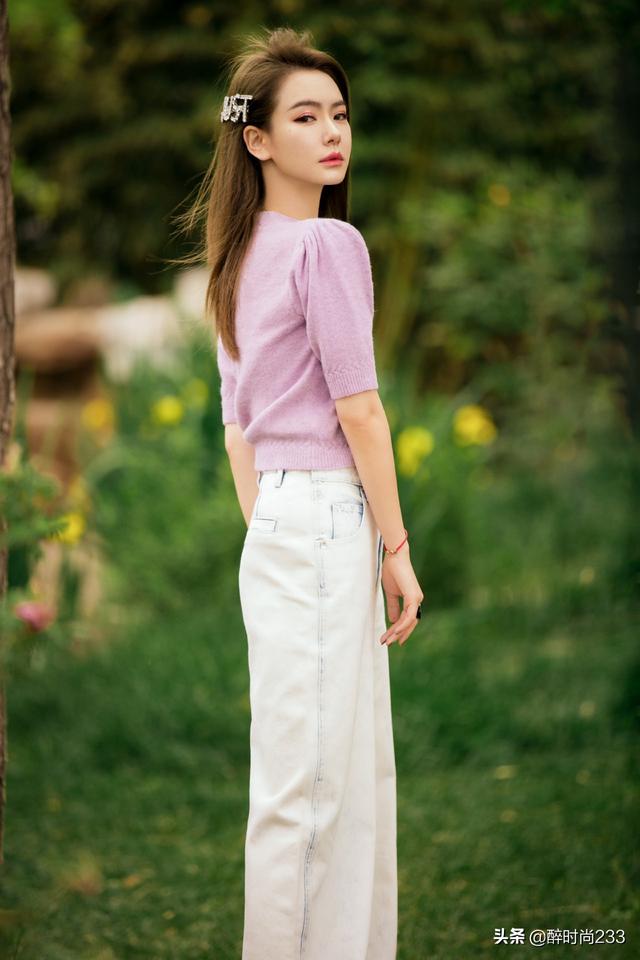 35岁戚薇时髦又少女，一身香芋紫针织衫搭浅色牛