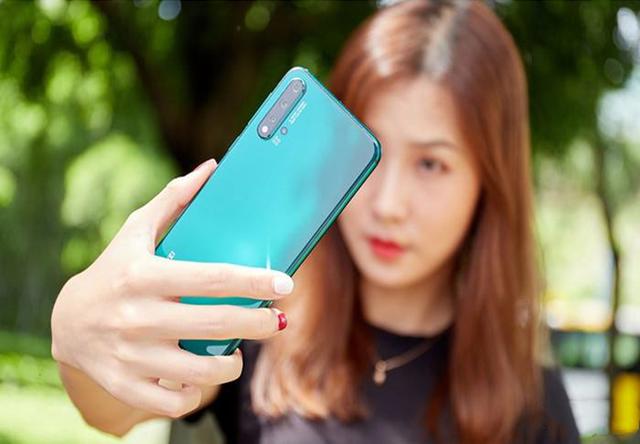 易烊千玺也没想到，这款自己代言的256G手机，不