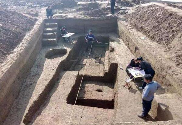 古墓挖出一把纯金宝剑，重6公斤，专家却只看上