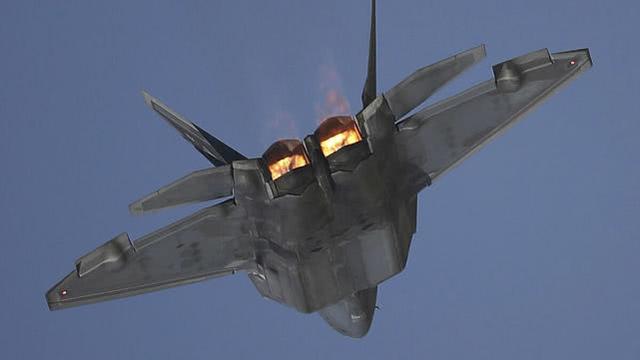 一声巨响！飞行员百米高度跳伞，无人驾驶的F