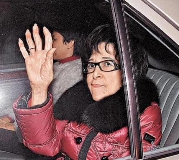 就在4天前风流赌王何鸿燊和“阿姐”汪明荃的关系终于“藏”不住