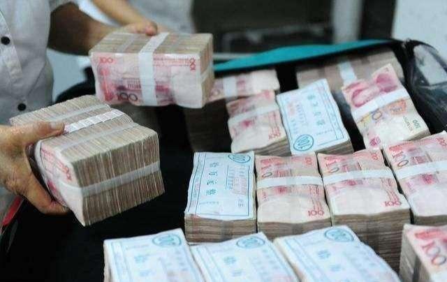 想存一笔五年定期，银行员工却一直劝存一年定