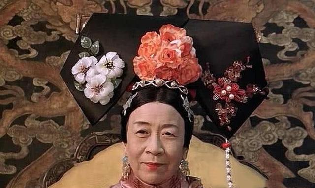 慈禧太后的一天，凌晨3点就起床，只因为李莲英已在外等候！