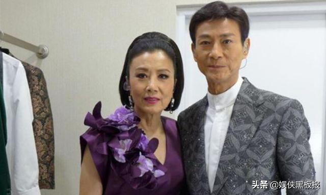 72岁“张无忌”搂着72岁“赵敏”，成功的演员，