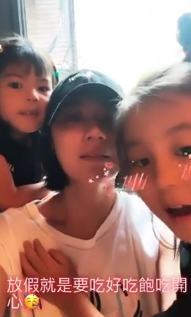 贾静雯晒母女同框，咘咘亲吻妈妈很粘人，3岁波妞门牙脱落好抢镜
