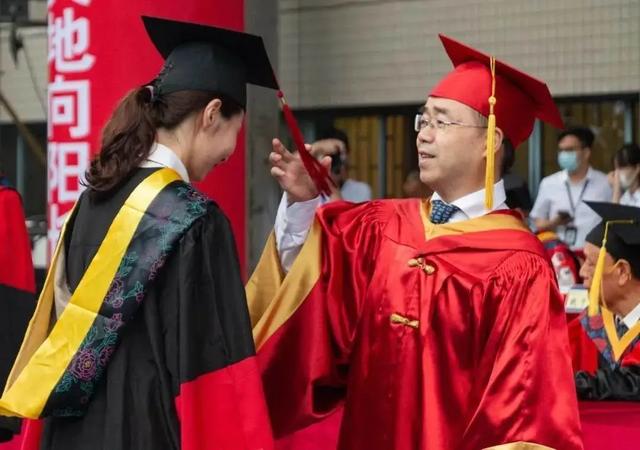 “复兴民族兮，誓作前锋”重庆大学的毕业典礼太感人……
