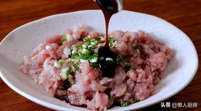 不需要油炸，教你芋头的新做法，配上猪肉馅，吃起来那叫一个香