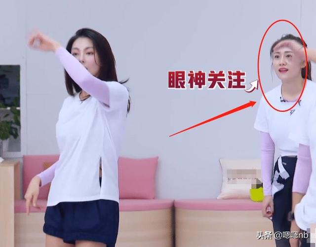 《浪姐》许飞跳舞滑倒，谁注意到刘芸的举动？暴露素养了