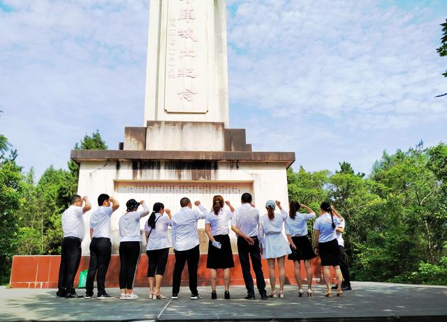 三台县鲁班镇卫生院开展庆祝"重温入党誓词，不忘初心跟党走"活动