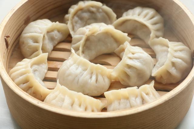 初伏吃饺子，最爱这种做法，鲜美营养，汤汁不流失，伏天吃真好
