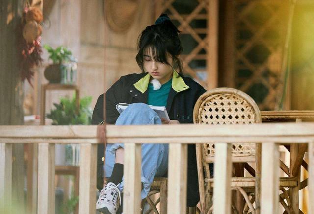 张子枫上节目只顾学习，看清卷子，真学假学一