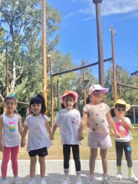 贾静雯夫妇带女儿玩户外运动，波妞众人面前向咘咘撒娇求抱，萌翻